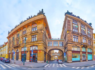 PRAG, CZECH REPUBLIC - 5 Mart 2022: İç Çekiş Köprüsü ile bağlantılı İl Bankası binalarının panoraması, 5 Mart 'ta Prag' da,