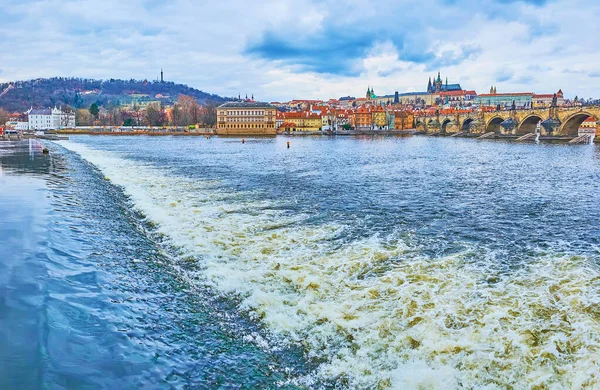 Řeka Vltava Peřejemi Výhledem Petřín Karlův Most Malé Strana Červenými — Stock fotografie