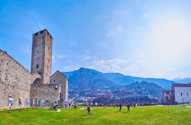 BELLINZONA, SWitzERLAND - 19 Mart 2022: Castelgrande kalesinin avlusunu klasik posta sergisi ile keşfetmek, 19 Mart 'ta İsviçre' nin Bellinthe kentinde