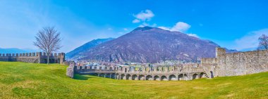 İsviçre Bellinzona 'daki Castelgrande kalesinin iç avlusunda panoramik