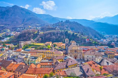 İsviçre 'nin tepelerindeki ortaçağ şatolarına sahip Bellinzona şehrinin manzarası.