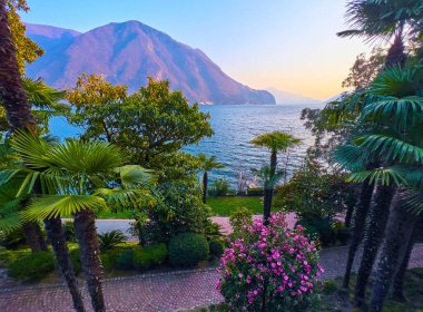 Çiçek açan ağaçları olan Villa Heleneum parkı, Lugano, İsviçre