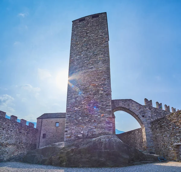 Torre Bianca Kulesi ve İsviçre Bellinzona 'daki Castelgrande Kalesi.