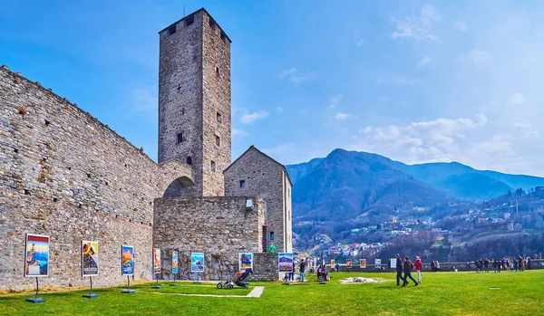 BELLINZONA, SWitzERLAND - 19 Mart 2022: 19 Mart 'ta İsviçre' de Castelgrande Kalesi 'nde tatil yapan kalabalık