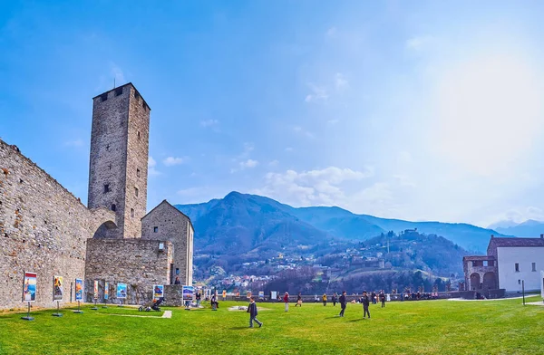 BELLINZONA, SWitzERLAND - 19 Mart 2022: Castelgrande kalesinin avlusunu klasik posta sergisi ile keşfetmek, 19 Mart 'ta İsviçre' nin Bellinthe kentinde