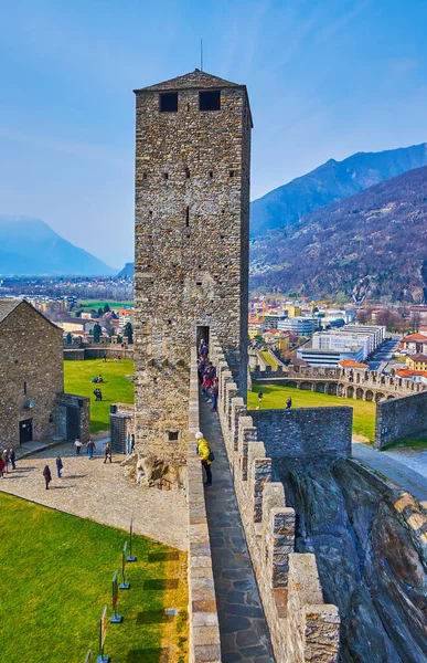 Bellinzona Švýcarsko Března 2022 Kamenné Středověké Hradby Pevnost Torre Nera — Stock fotografie