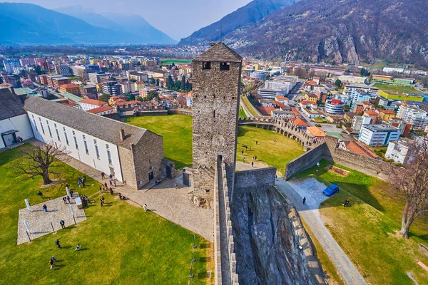 Kalenin tepesinden Castelgrande kalesinin avlusunun manzarası ve Tonne Nera, Bellinzona, İsviçre