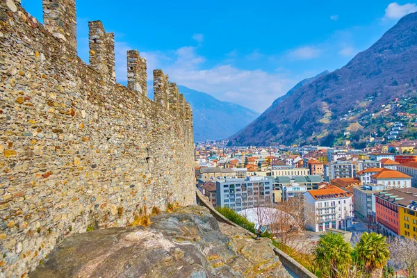 Середньовічні Стіни Фортеці Кастельгранде Розташованої Скелі Посеред Беллінцони Швейцарія — стокове фото