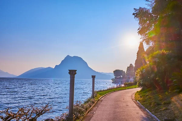 Lugano Gölü kıyısındaki Villa Heleneum Parkı boyunca akşam yürüyüşü, İsviçre 'nin Lugano şehrinde gerçekleşti.