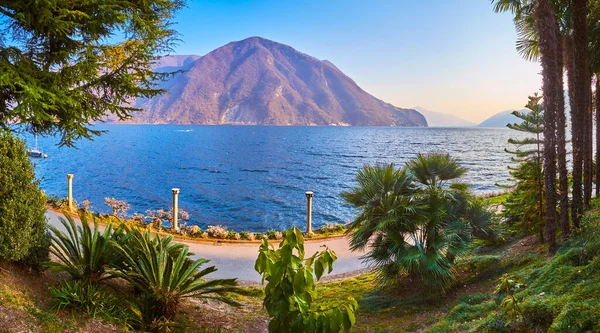 Lugano, İsviçre 'deki Villa Heleneum parkının yeşilliğine panoramik manzara