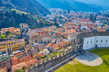 Castelgrande kalesinin avlusundaki kuleden ve İsviçre 'nin Bellinzona şehrinin merkezinden manzara