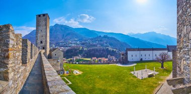BELLINZONA, SWitzERLAND - 19 Mart 2022: Şehrin ortasındaki ortaçağ Castelgrande kaleleri, 19 Mart 'ta İsviçre' nin Bellinthe kentinde