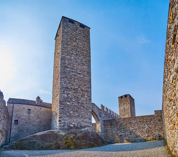 スイス ベリンゾナ州の城砦の中世のトーレ ビアンカ 白い塔 — ストック写真