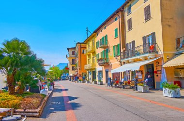 MorCOTE, SWitzERLAND - 25 Mart 2022: Lugano Gölü 'nün Riva dal Garavell seti, 25 Mart' ta Morcote 'de dinlenmek ve manzaranın tadını çıkarmak için güzel bir yerdir.