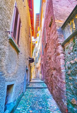 Ortaçağ dar caddelerinin labirentinde kaybolun, taş evlerle dolu, İsviçre