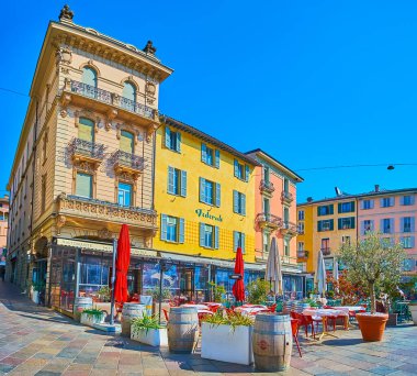 LUGANO, SWitzERLAND - 25 Mart 2022: Açık hava restoranları ve kafeleri olan Piazza della Riforma Meydanı Panoraması, 25 Mart 'ta Lugano' da