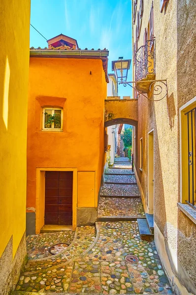 瑞士莫科特中世纪城镇明亮的黄色住宅 — 图库照片