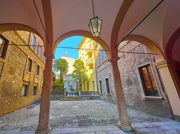 Small Courtyard Palazzo Riva Arcade Stone Pillars Tiny Garden Background — Fotografia de Stock
