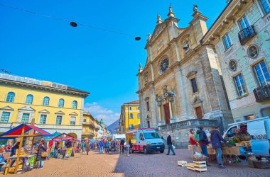 BELLINZONA, SWitzERLAND - 19 Mart 2022: Merkez Meydan Piazza Collegiata Cumartesi Marketi 'nin çiftçi tezgahlarıyla doludur.