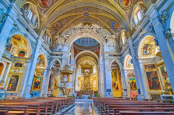 Interior Iglesia Colegiata Con Escénico Yeso Tallado Coloridos Frescos Iconos — Foto de Stock