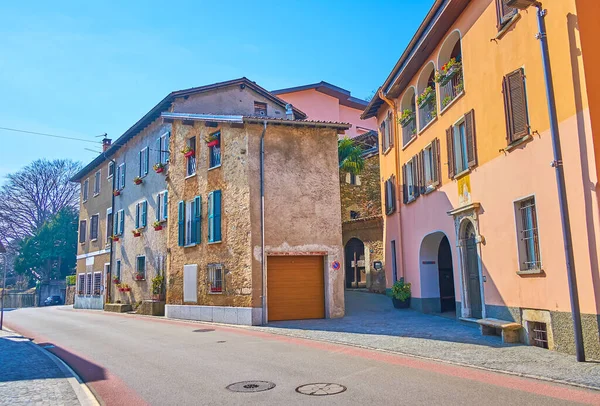 Gamla Bostadshus Med Blygsamma Fasader Huvudgatan Små Porza Stad Lugano — Stockfoto