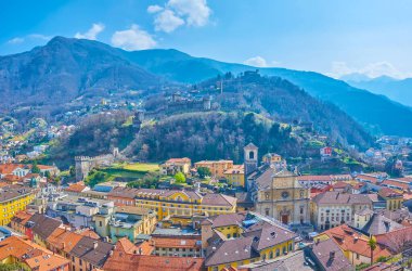 İsviçre 'nin tepelerinde Kolej Kilisesi ve ortaçağ kaleleri olan Bellinzona' nın tarihi kısmı.
