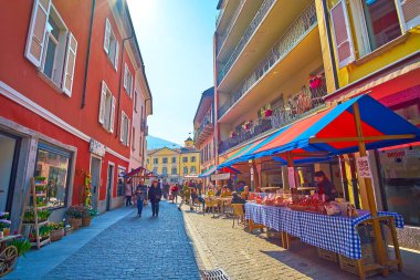 BELLINZONA, SWitzERLAND - 19 Mart 2022: Fırıncı tezgahı şehrin göbeğindeki Cumartesi Pazarı, 19 Mart 'ta İsviçre' nin Bellinzona kentinde