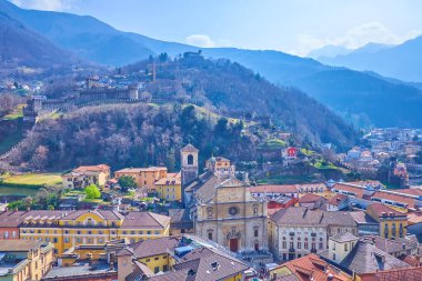 İsviçre 'nin Bellinzona kentinin tepelerindeki ortaçağ evleri ve kaleleri.