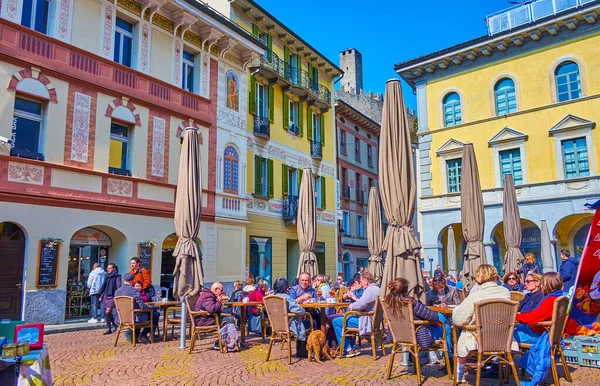 Bellinzona Schweiz März 2022 Menschen Auf Der Außenterrasse Des Restaurants — Stockfoto