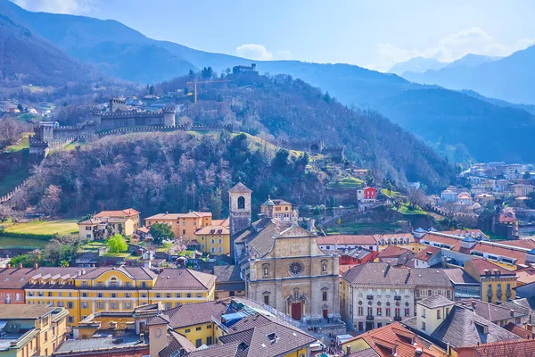 İsviçre 'nin Bellinzona kentinin tepelerindeki ortaçağ evleri ve kaleleri.