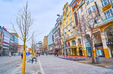 PRAG, CZECH REPUBLIC - 5 Mart 2022: Wenceslas Meydanı, 5 Mart 'ta Prag' da mağaza, otel, restoran ve müze olarak hizmet veren çok sayıda farklı stil yapıya sahip.