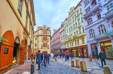 PRAG, CZECH REPUBLIC - 5 Mart 2022: Karlova Caddesi 'ndeki duvar heykelleri, kalıpları, desenli ızgaraları olan tarihi binaların çarpıcı cepheleri, 5 Mart' ta Prag 'da