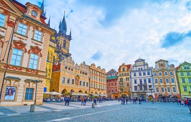 PRAG, CZECH REPUBLIC - 5 Mart 2022: Eski Şehir Meydanı Prag 'da 5 Mart' ta tarihi mimarisi, korunmuş ortaçağ konak evleri, küçük turist restoranları ve barlarıyla ünlüdür.