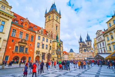 PRAG, CZECH REPUBLIC - 5 Mart 2022: Prag Astronomik Saati (Prag Astronomi Saati) ve Prag 'daki Tynsky Kilisesi