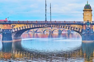 Vltava Nehri boyunca uzanan eski Legion Köprüsü ve Charles Köprüsü 'nün manzarası, Çek Cumhuriyeti' nin Prag, Prag