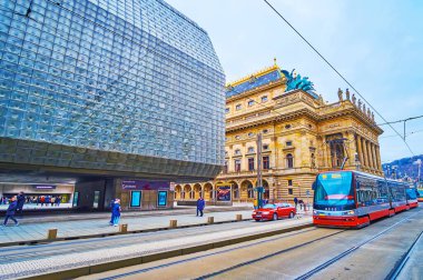 PRAG, CZECH REPUBLIC - 5 Mart 2022: Ulusal Tiyatro tramvayı ve binaları ile Narodni Caddesi, 5 Mart 'ta Prag' da