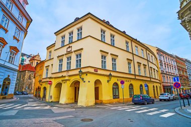 PRAG, CZECH Cumhuriyet - 5 Mart 2022: Prag 'da 5 Mart' ta Uhelny Trh (Kömür Pazarı Meydanı) ve Skorepka Caddesi 'nin köşesindeki ortaçağ evi