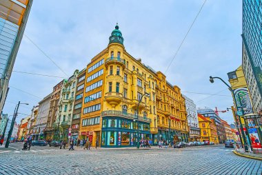 5 Mart 2022 'de Prag' da, Narodni ve Spalena caddelerinin köşesindeki tarihi ve modern binaların bulunduğu Nove Mesto semtinin alışveriş caddeleri