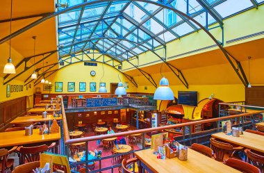 PRAG, CZECH REPUBLIC - 5 Mart 2022: Stare Mesto 'da yer alan ve 5 Mart' ta Prag 'da klasik tarzda tasarlanan büyük restoran ve bar kompleksi U Vejvody' nin içi