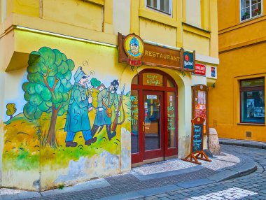 PRAG, CZECH REPUBLIC - 5 Mart 2022: Beytüllahim Meydanı 'ndaki Svejk Restoranı cephesi, renkli duvar resimleriyle süslenmiş, 5 Mart' ta Prag 'da