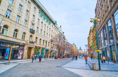 PRAGUE, CZECH REPUBLIC - 5 Mart 2022: Na Prikope (Hendekte) Sokağı, Prag 'da 5 Mart' ta açık kafeleri, otelleri ve hediyelik eşya dükkanları olan popüler bir turizm merkezidir.