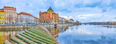 Çek Cumhuriyeti, Prag, Smetana Embankment 'te bulunan Vltava Nehri' nin sakin manzarası ahşap bariyer ve parlak kırmızı Bellevue tarihi konağı