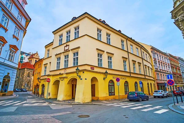 PRAG, CZECH Cumhuriyet - 5 Mart 2022: Prag 'da 5 Mart' ta Uhelny Trh (Kömür Pazarı Meydanı) ve Skorepka Caddesi 'nin köşesindeki ortaçağ evi