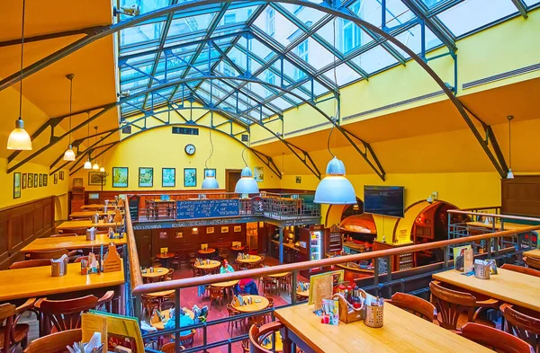 PRAG, CZECH REPUBLIC - 5 Mart 2022: Stare Mesto 'da yer alan ve 5 Mart' ta Prag 'da klasik tarzda tasarlanan büyük restoran ve bar kompleksi U Vejvody' nin içi