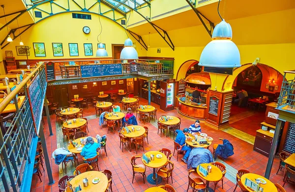 PRAG, CZECH REPUBLIC - 5 Mart 2022: Prag 'da 5 Mart' ta büyük klasik salonu ve üst terası olan geleneksel Vejvody pub-restaurant
