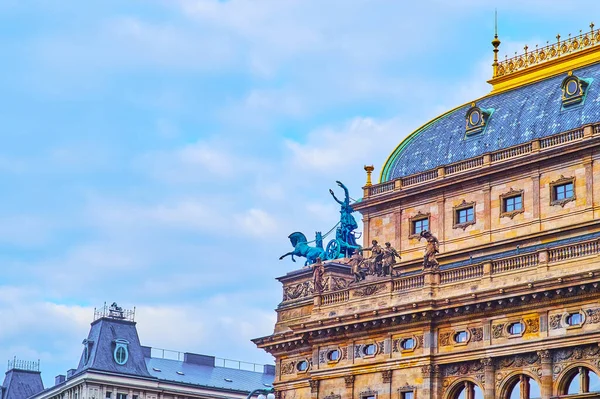 国家剧院华丽的雕塑细节 建筑上部的青铜战车和石像 捷克共和国布拉格 — 图库照片