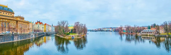 ヴルタヴァ川 スラヴォニック島 マサリク堤防と国立劇場 プラハ チェコ共和国の華やかな建物のパノラマ — ストック写真