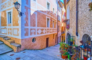 Tarihi evin dışı, geometrik desenlerle dekore edilmiş, Morcote, İsviçre