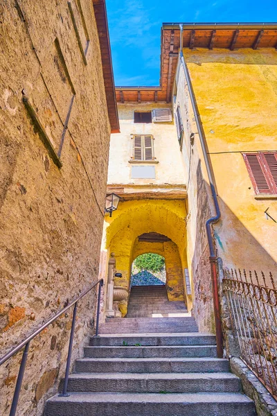 Narrow Strecia Olivee Long Staircase Leading Uphill Lined Medieval Houses — Stockfoto
