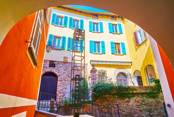 Historisches Haus Mit Leuchtend Gelber Wand Und Blauen Holzfenstern Durch — Stockfoto